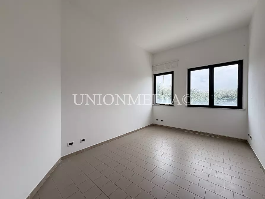 Immagine 6 di Locale commerciale in affitto  a Sarzana