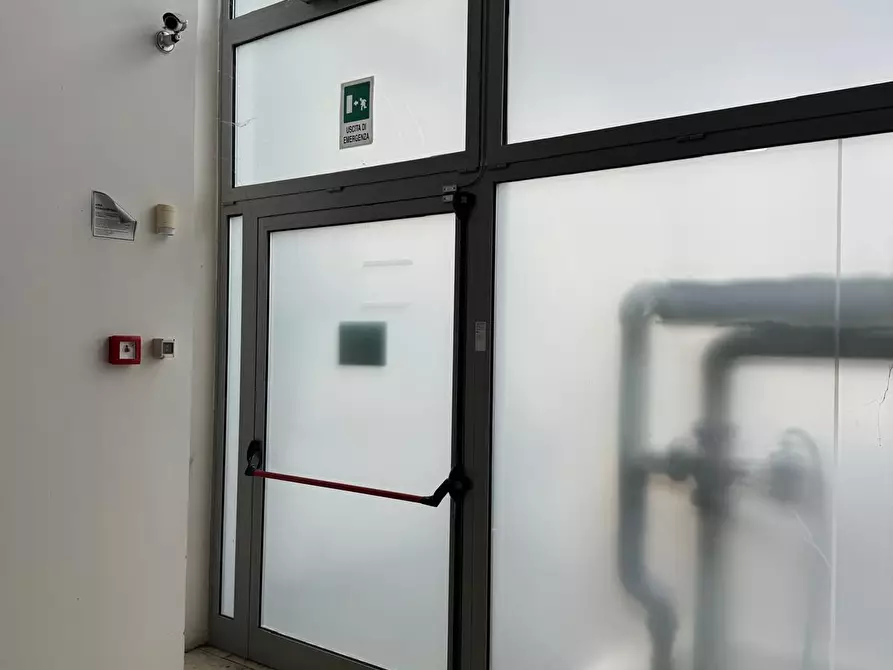 Immagine 11 di Locale commerciale in vendita  a Rimini