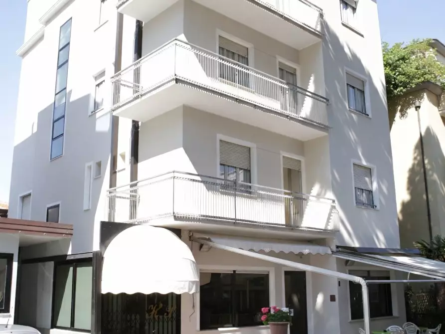 Immagine 2 di Palazzo in vendita  in Viale Renato Parisano 1 a Rimini