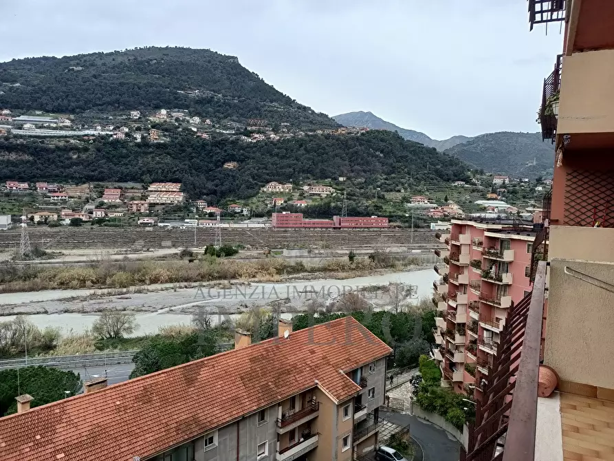 Immagine 2 di Pentalocale in vendita  in Via Caduti del Lavoro 3 a Ventimiglia
