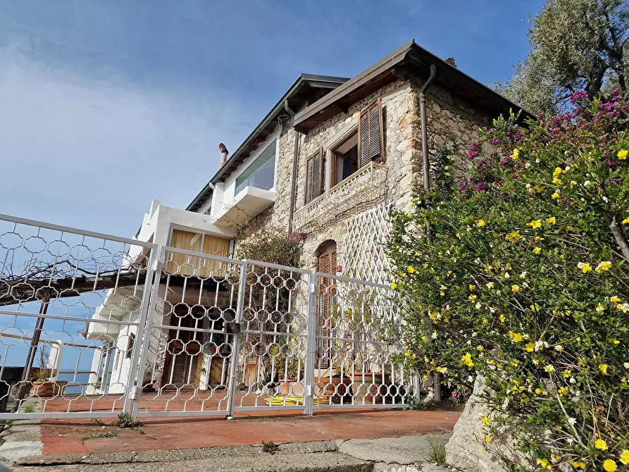 Immagine 1 di Villa in vendita  in Corso Mentone 2 a Ventimiglia