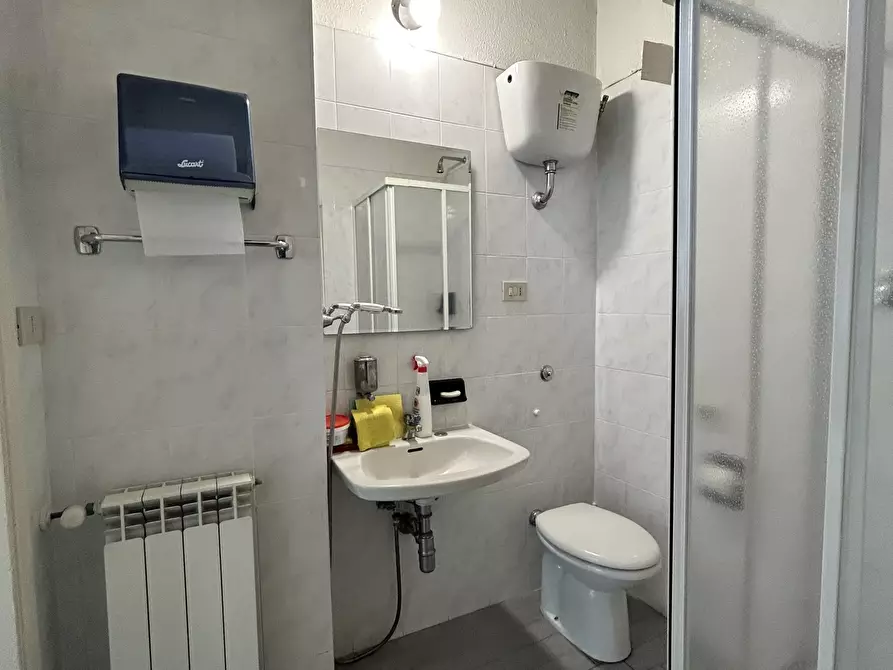 Immagine 5 di Locale commerciale in affitto  in Viale Maiella 23/A a Pescara