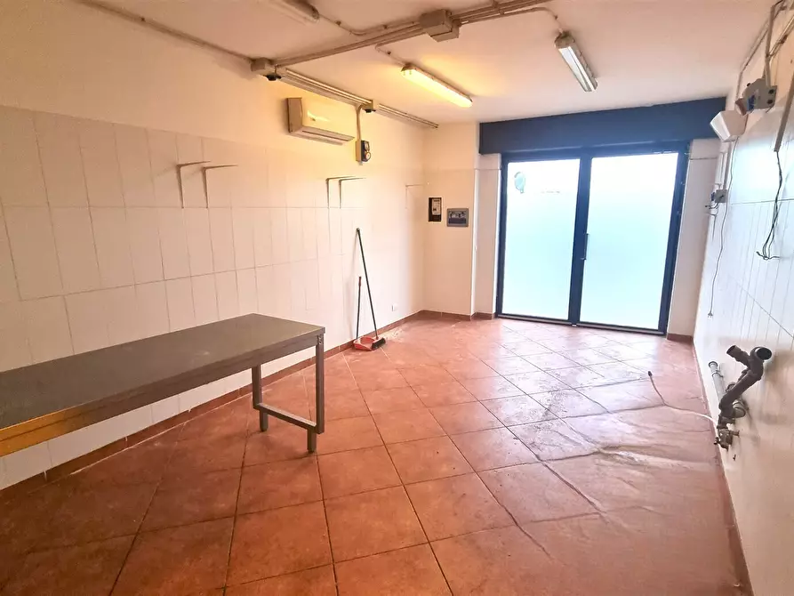 Immagine 6 di Locale commerciale in vendita  in strada cava in vigatto 222 a Parma