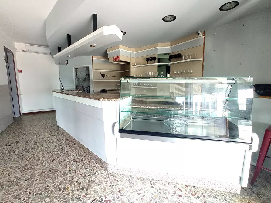 Immagine 16 di Locale commerciale in vendita  in strada Barchetta 258 a Modena