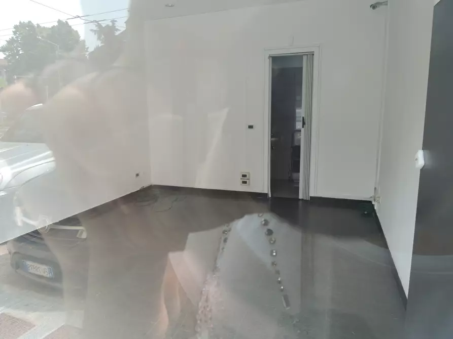 Immagine 1 di Locale commerciale in vendita  in Corso Canalchiaro 178 a Modena