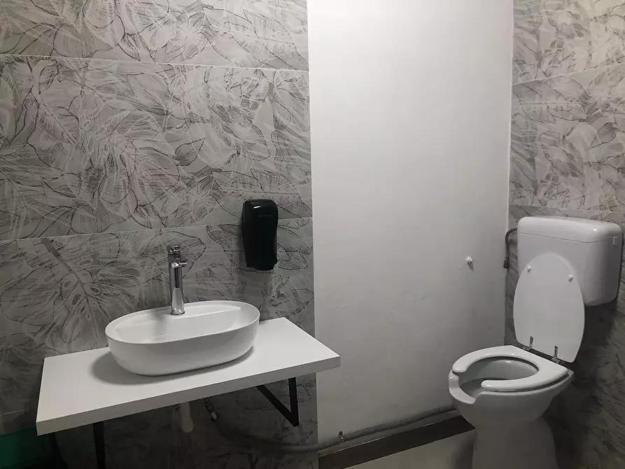 Immagine 2 di Locale commerciale in vendita  a Modena