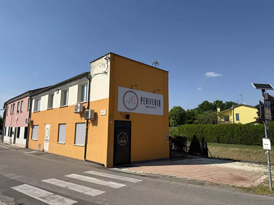Immagine 2 di Locale commerciale in vendita  a Rovigo