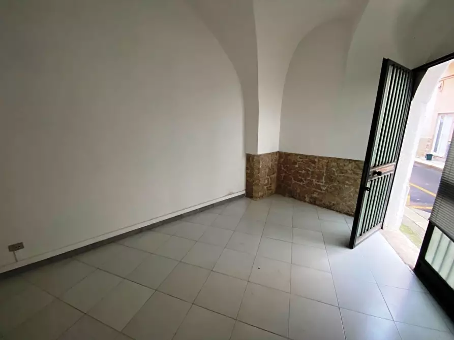 Immagine 3 di Locale commerciale in vendita  in Via Vincenzo Savino 2 a Casamassima