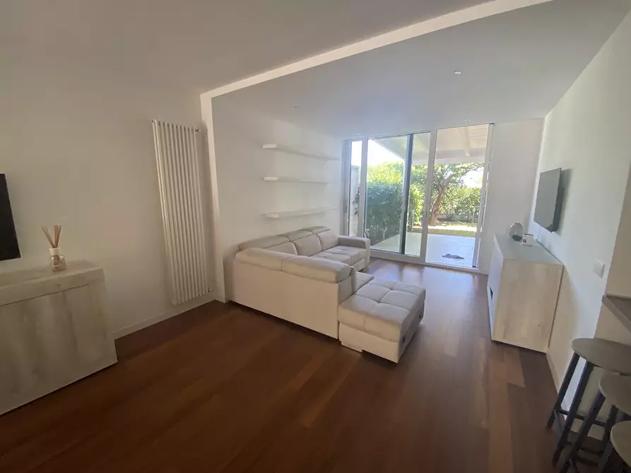 Immagine 2 di Villa in vendita  in Viale dei pini B/2B a Noicattaro