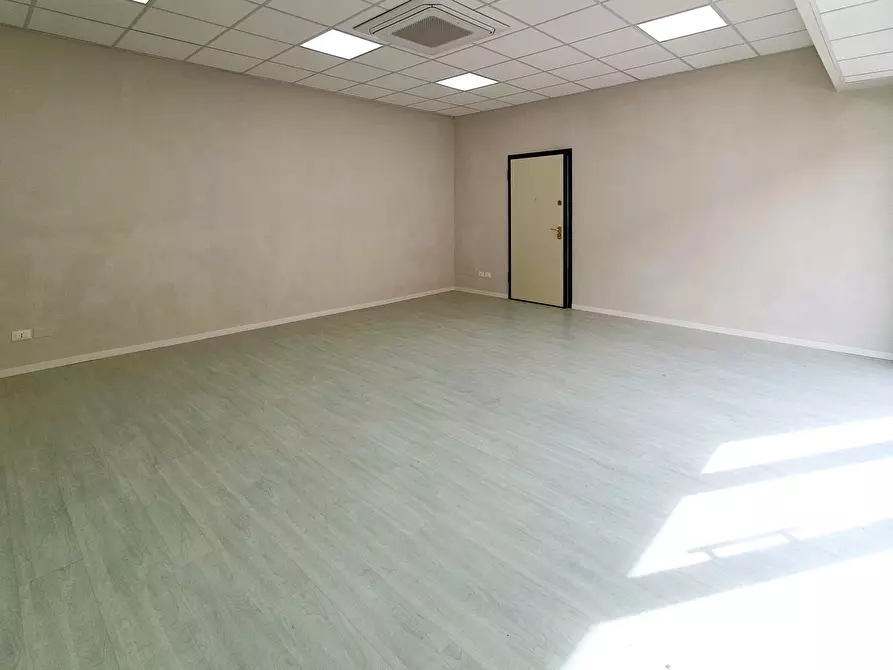 Immagine 4 di Locale commerciale in vendita  in TRAV. VIA MILANO a Brescia