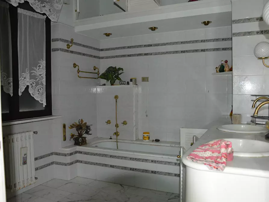 Immagine 25 di Villa in vendita  in Via della Chiesa XXIV a Lucca