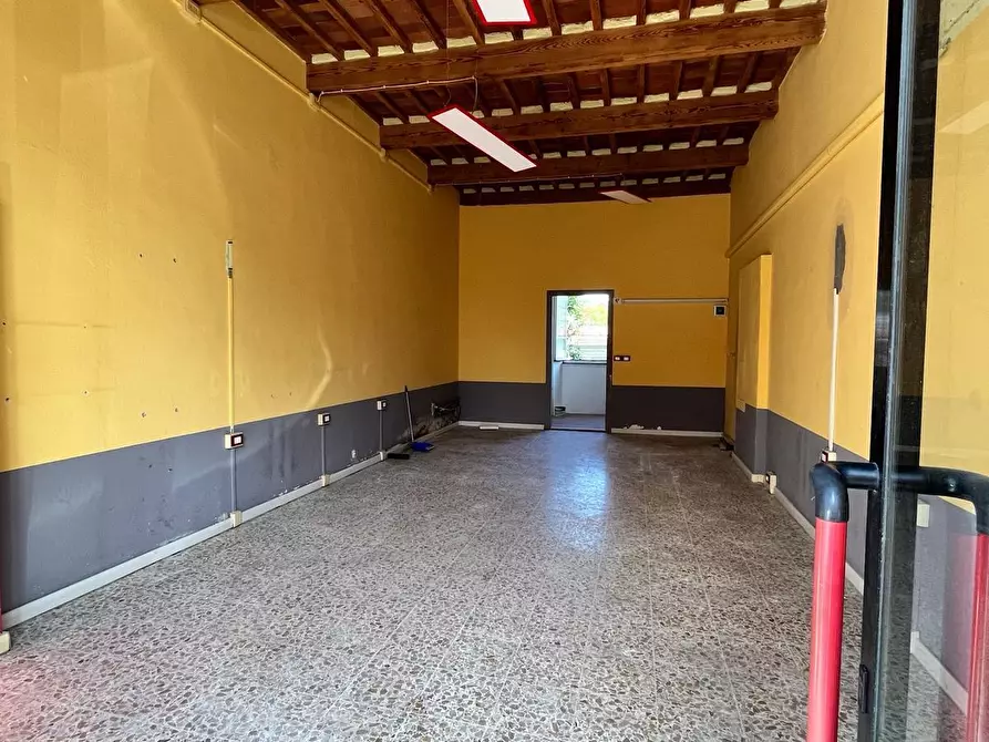 Immagine 3 di Locale commerciale in affitto  in Viale G. Puccini a Lucca