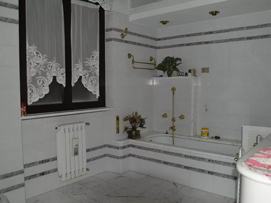 Immagine 26 di Villa in vendita  in Via della Chiesa XXIV a Lucca