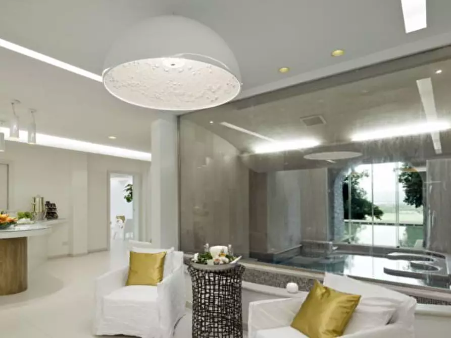 Immagine 2 di Albergo/B&B/Residence in vendita  in Via Vittorio Emanuele II a Lucca