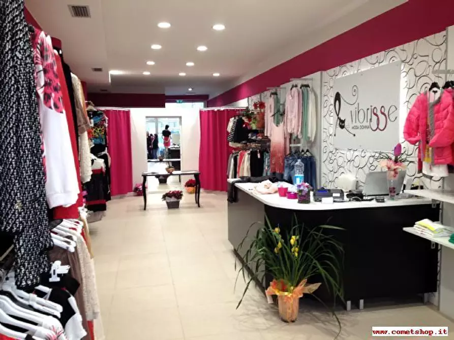 Immagine 9 di Attività commerciale in vendita  in Via Santa Croce a Lucca