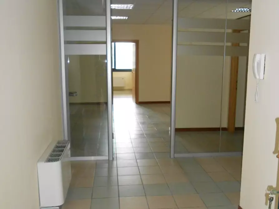 Immagine 5 di Ufficio in affitto  in Viale Alcide De Gasperi a Lucca