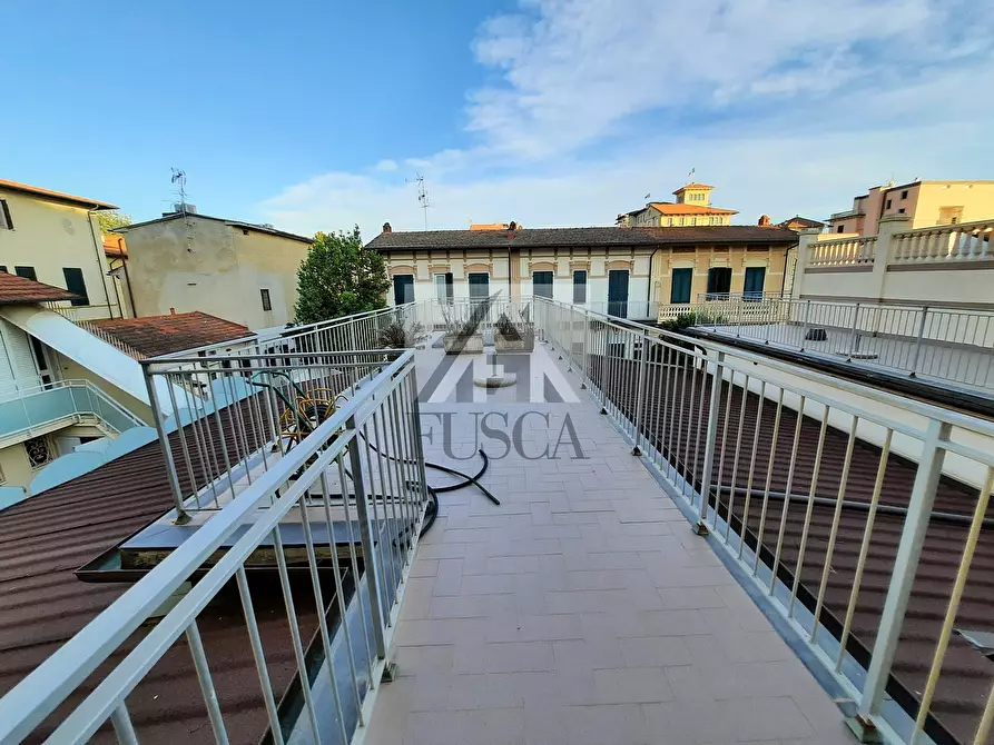 Immagine 19 di Palazzo in vendita  in via carrara 23 a Viareggio