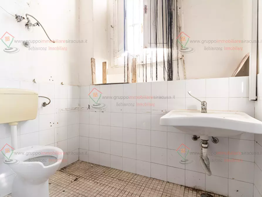 Immagine 7 di Locale commerciale in affitto  a Siracusa