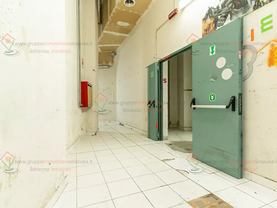 Immagine 21 di Locale commerciale in affitto  a Siracusa