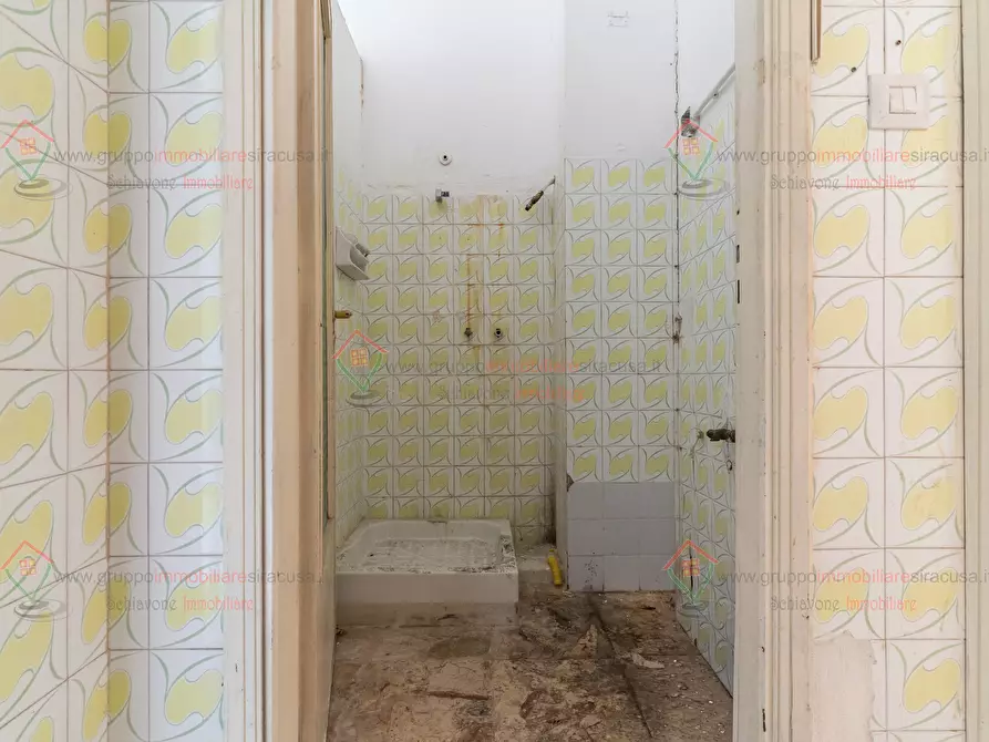 Immagine 9 di Locale commerciale in vendita  a Siracusa