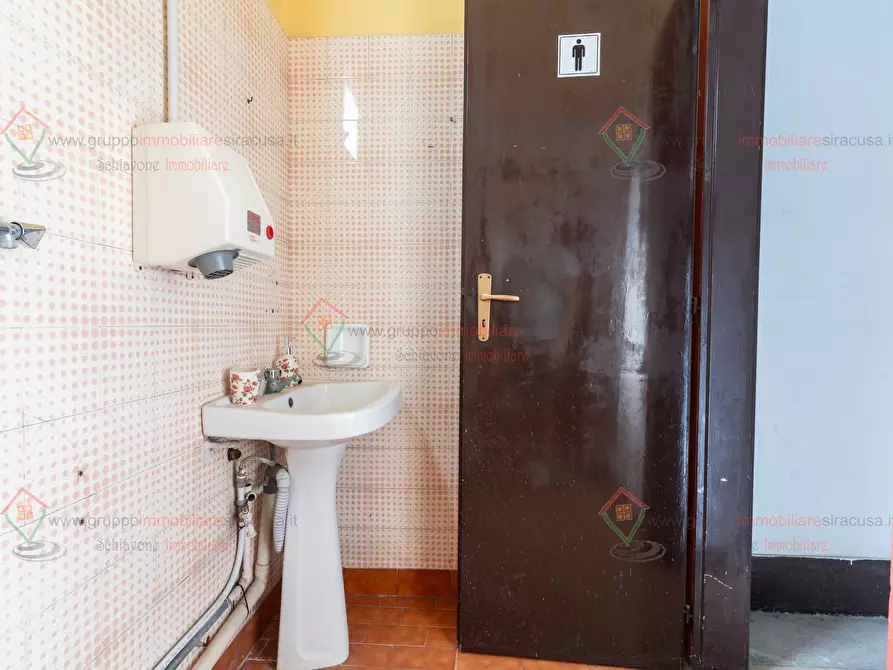 Immagine 13 di Locale commerciale in vendita  a Siracusa