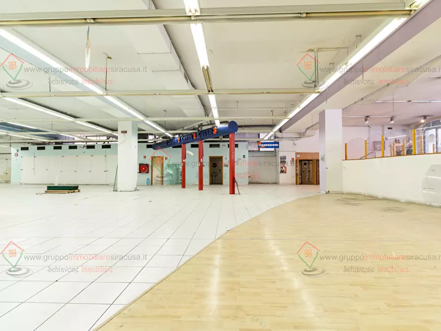 Immagine 10 di Locale commerciale in affitto  a Siracusa