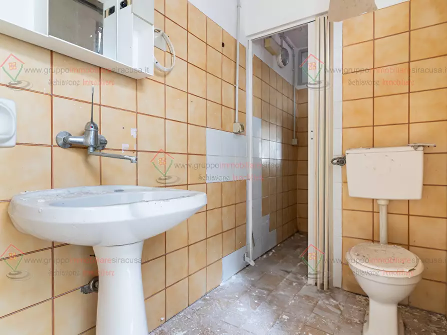 Immagine 18 di Locale commerciale in vendita  a Priolo Gargallo