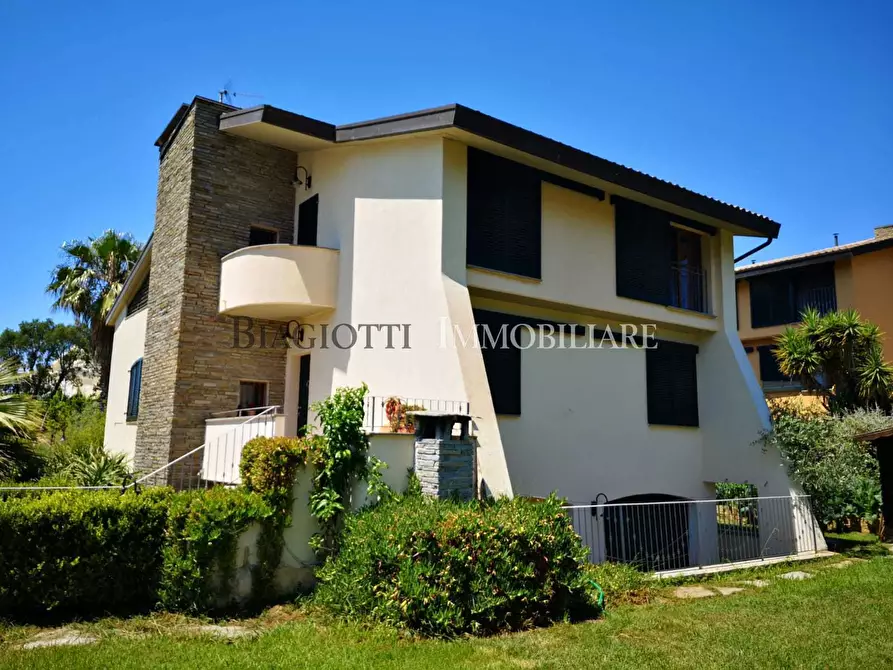 Immagine 5 di Villa in vendita  a Livorno