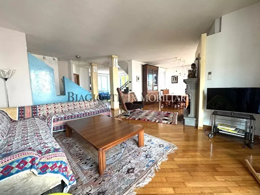 Immagine 4 di Villa in vendita  a Livorno