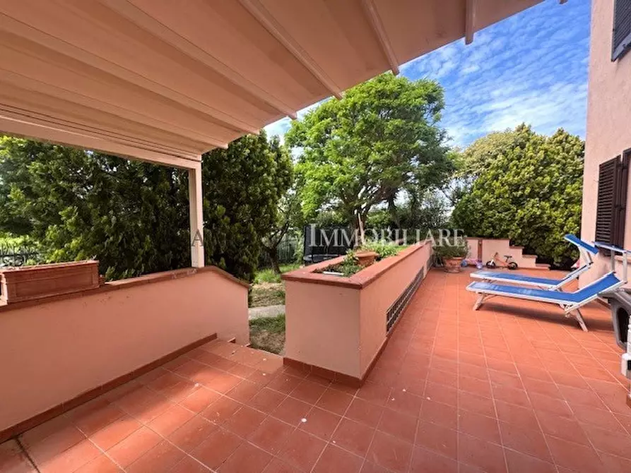 Immagine 2 di Villa in vendita  a Livorno