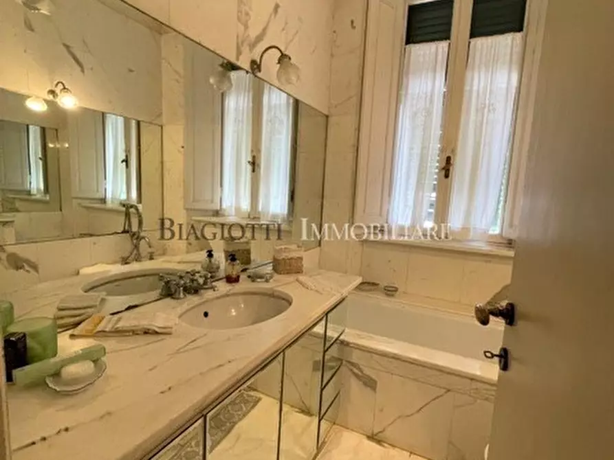 Immagine 13 di Villa in vendita  a Livorno