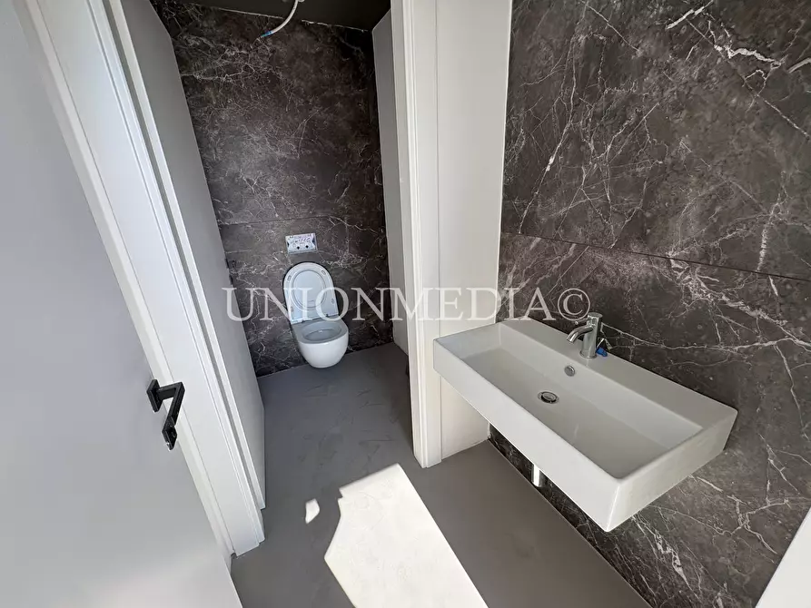 Immagine 7 di Locale commerciale in affitto  a Sarzana