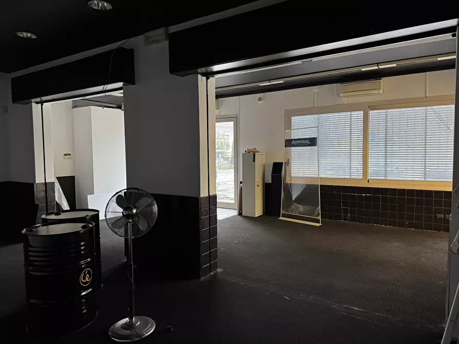 Immagine 18 di Attività commerciale in affitto  in Via Bruno Buozzi 21 a Rimini