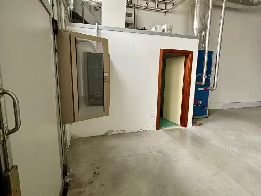 Immagine 3 di Magazzino in affitto  a Rimini