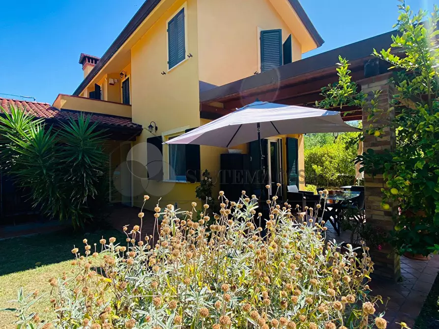 Immagine 7 di Villa in vendita  a Castelnuovo Magra