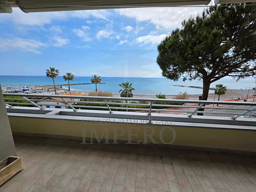 Immagine 1 di Pentalocale in vendita  in Lungomare Varaldo 67 a Ventimiglia