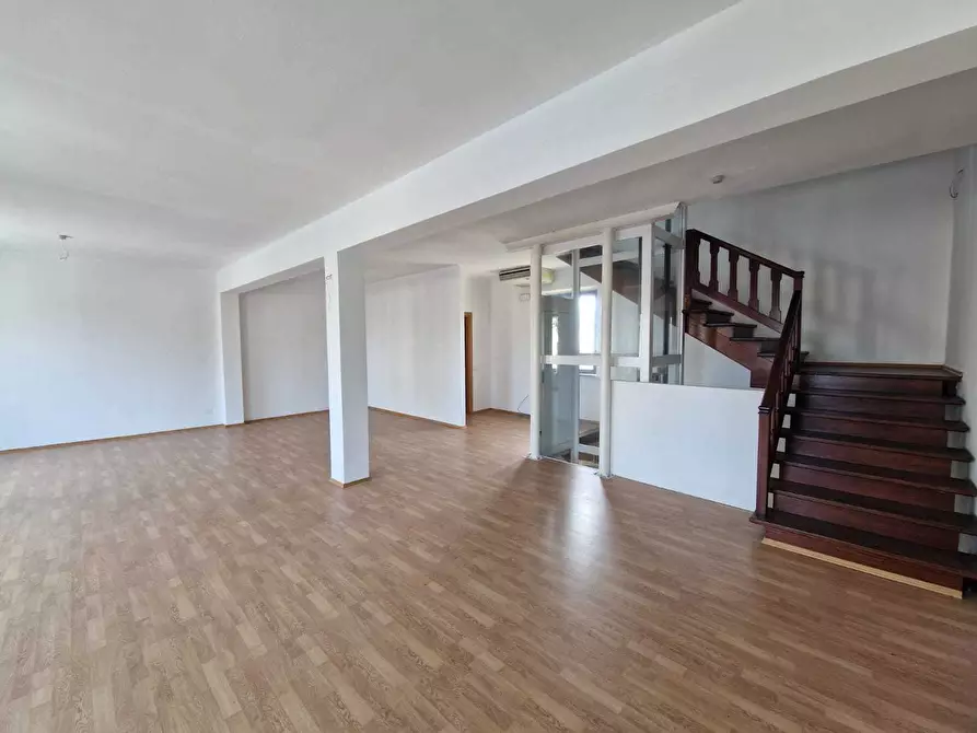 Immagine 1 di Locale commerciale in affitto  in Via Sarzanese 533 a Lucca