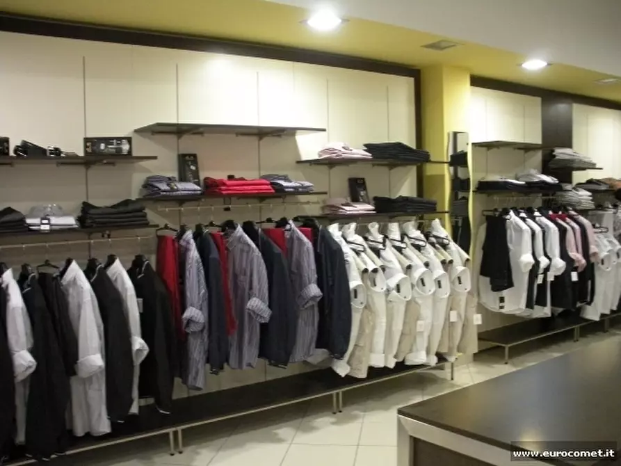 Immagine 5 di Attività commerciale in vendita  in Via Santa Croce a Lucca