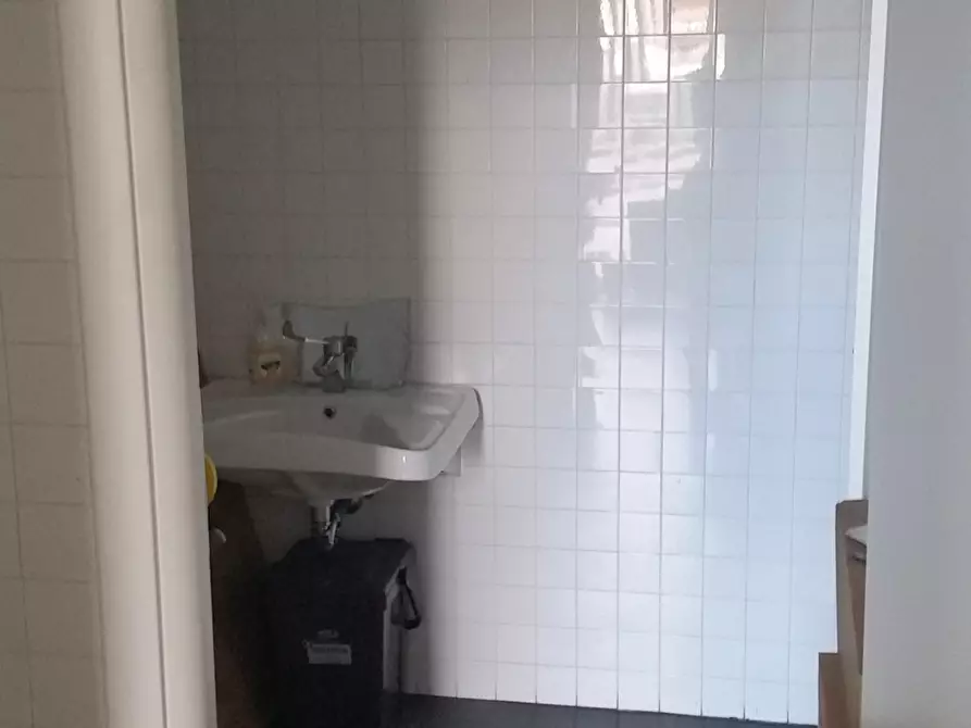 Immagine 13 di Ufficio in affitto  in via di tempagnano a Lucca