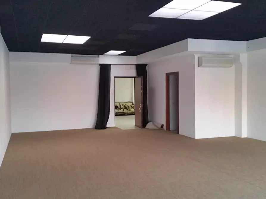 Immagine 1 di Ufficio in vendita  in Via de gasperi a Lucca