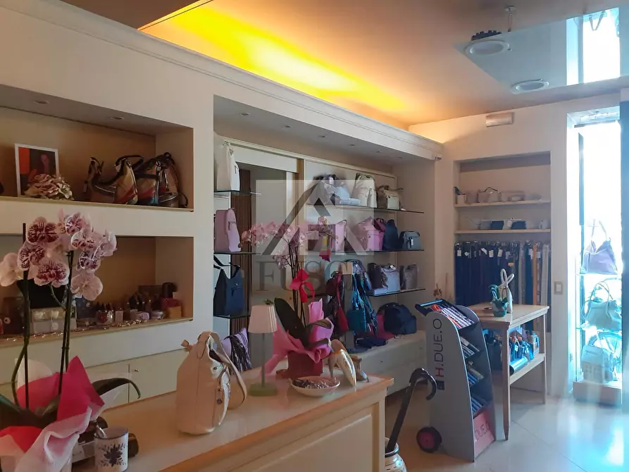 Immagine 9 di Capannone industriale in affitto  in Viale G. Puccini a Lucca