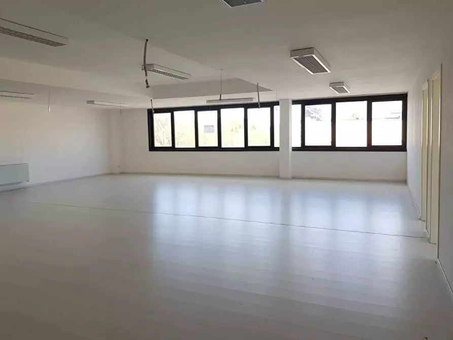 Immagine 5 di Ufficio in affitto  in Viale Castruccio Castracani a Lucca