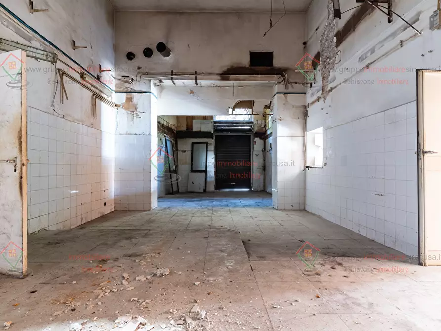 Immagine 9 di Locale commerciale in affitto  a Siracusa