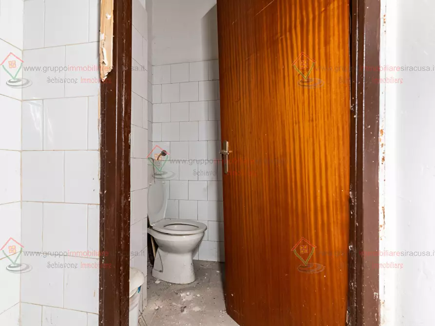 Immagine 14 di Locale commerciale in affitto  a Siracusa