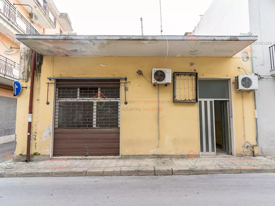 Immagine 2 di Locale commerciale in vendita  a Priolo Gargallo