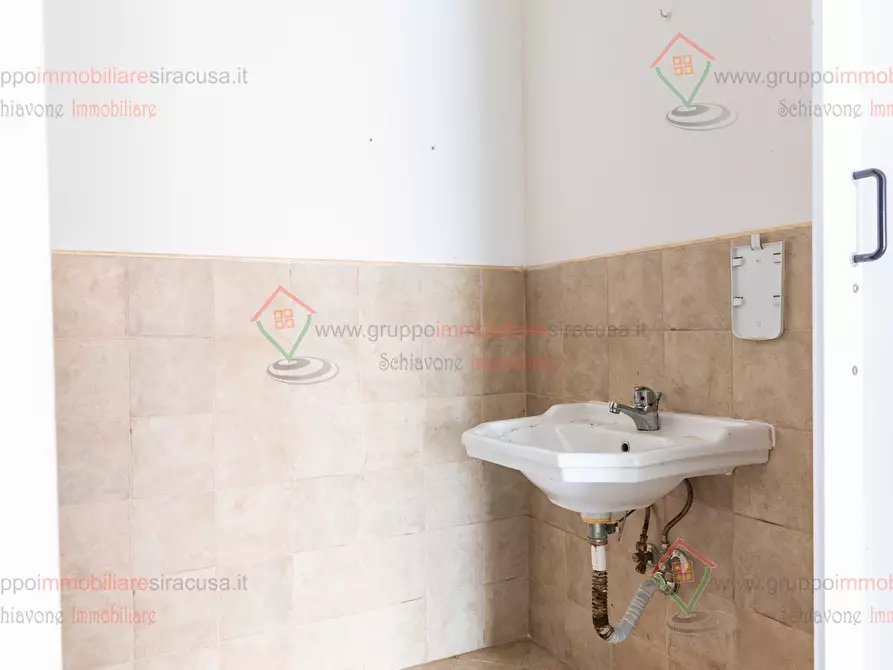 Immagine 4 di Locale commerciale in vendita  a Siracusa