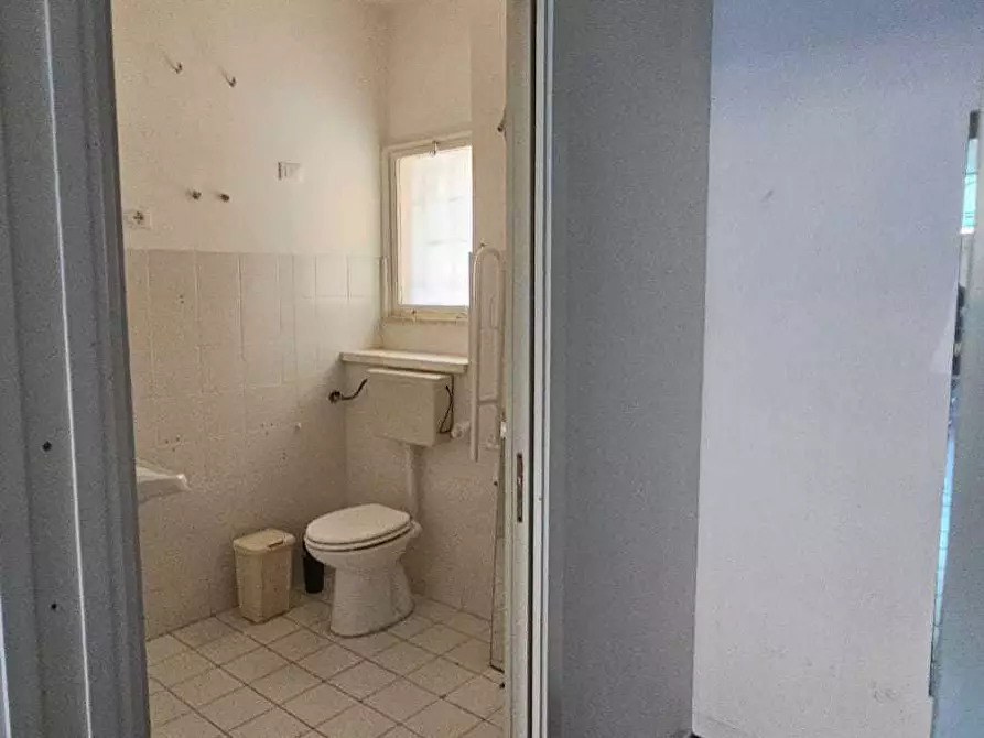 Immagine 13 di Locale commerciale in affitto  a Siracusa