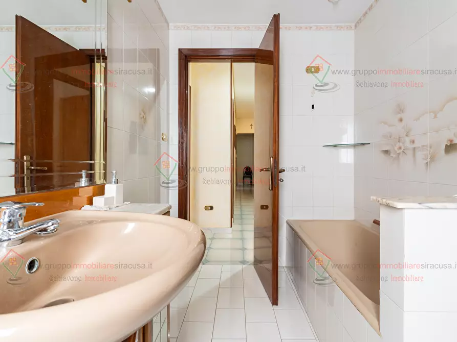 Immagine 11 di Pentalocale in affitto  a Siracusa