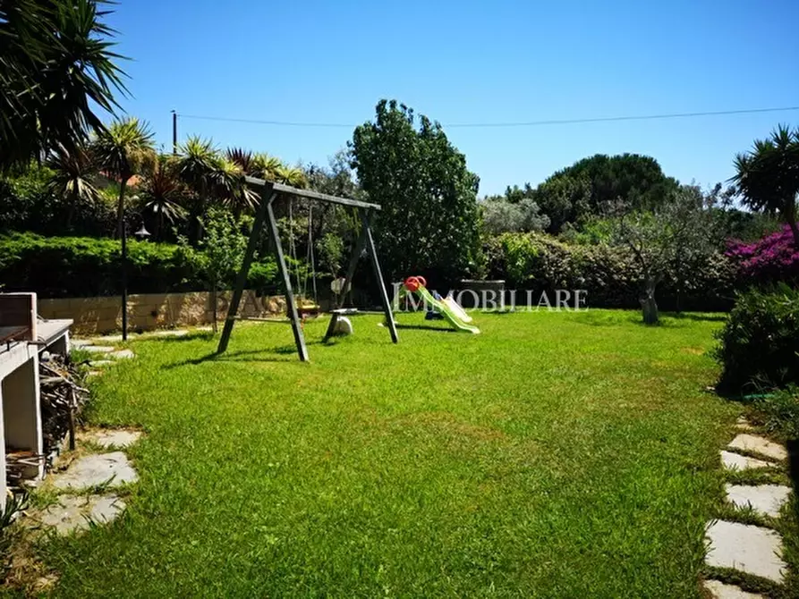 Immagine 10 di Villa in vendita  a Livorno