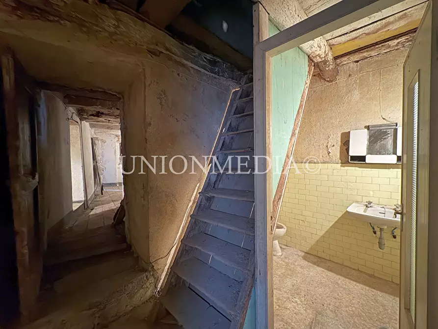 Immagine 12 di Casa semindipendente in vendita  in via giucano a Fosdinovo